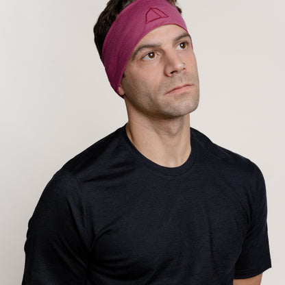 Männliches Model mit Merino Stirnband von Tom Fyfe in Brombeere 