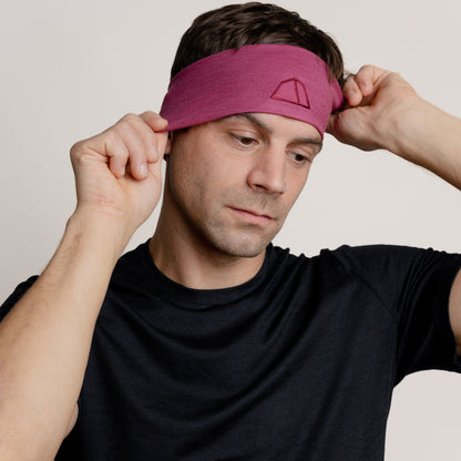 Männliches Model mit Merino Stirnband dehnbar von Tom Fyfe in Brombeere 