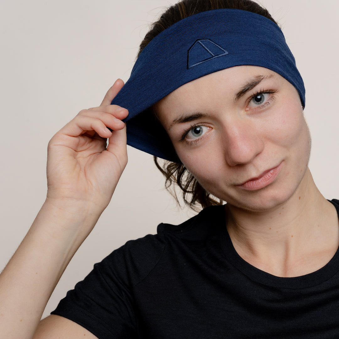 Weibliches Model mt Merino Stirnband dehnbar von Tom Fyfe in Marineblau #farbe_marine