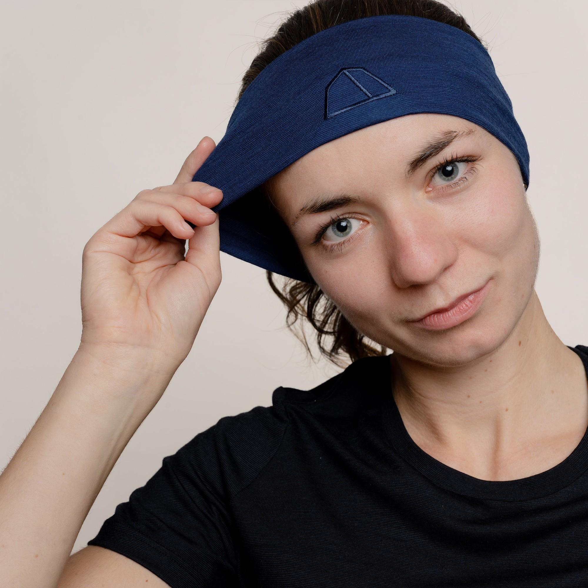 Weibliches Model mt Merino Stirnband dehnbar von Tom Fyfe in Marineblau 