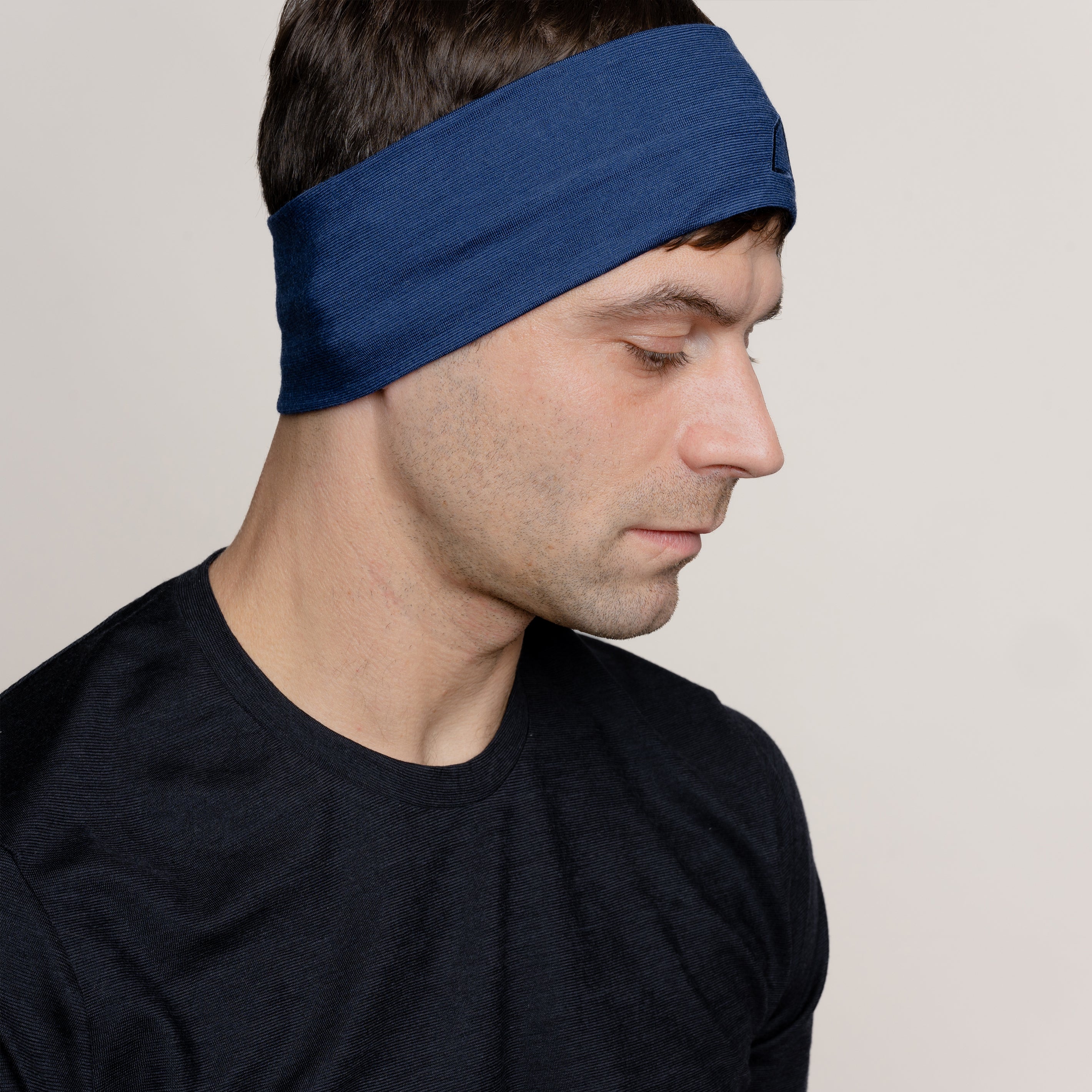 Männliches Model mt Merino Stirnband Seitenansicht von Tom Fyfe in Marineblau 