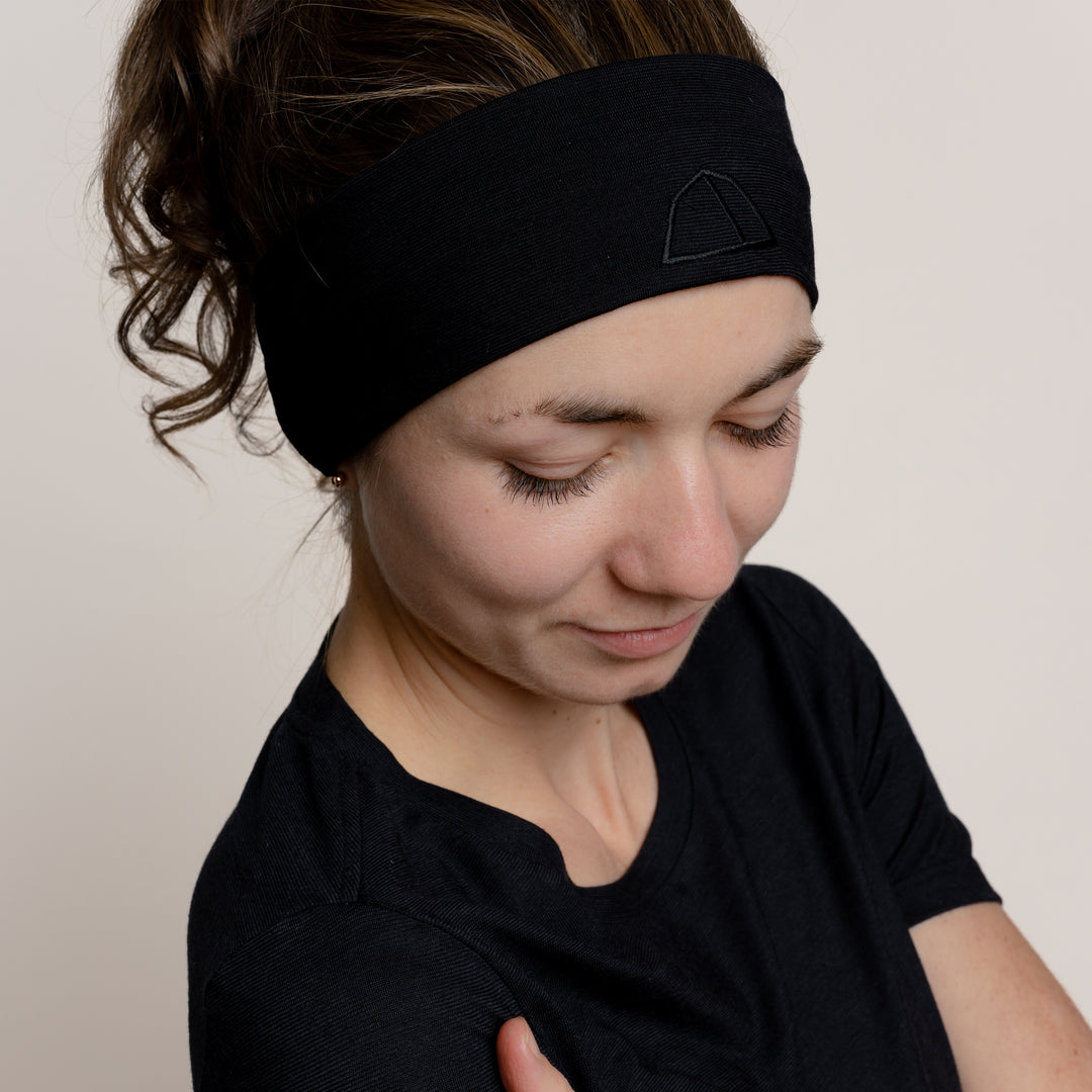 Weibliches Model mit Merino Stirnband Seitenansicht von Tom Fyfe in Schwarz #farbe_schwarz
