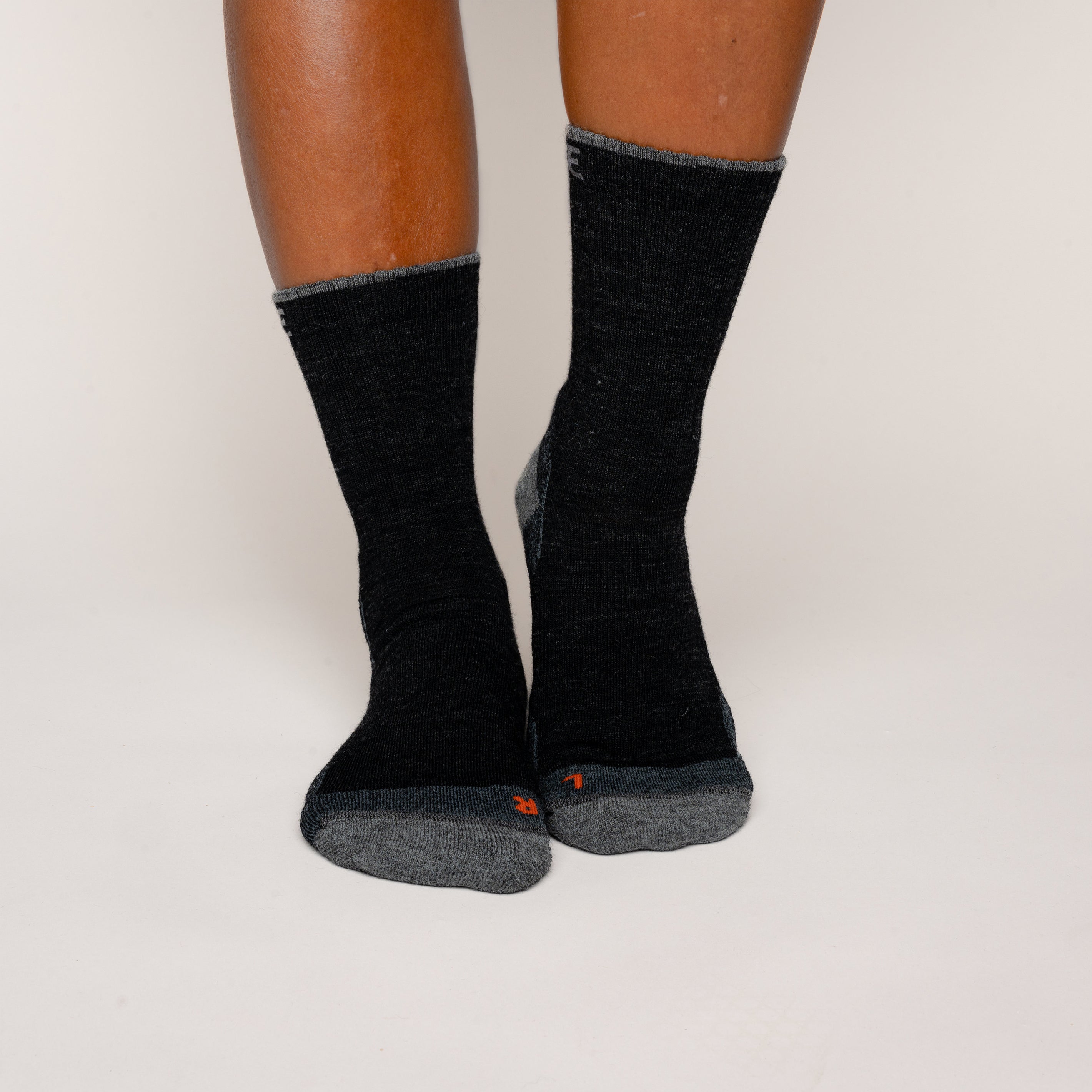 Model mit Merino Wandersocken Frontansicht von Tom Fyfe in Anthrazit #farbe_anthrazit