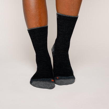 Model mit Merino Wandersocken Frontansicht von Tom Fyfe in Anthrazit 